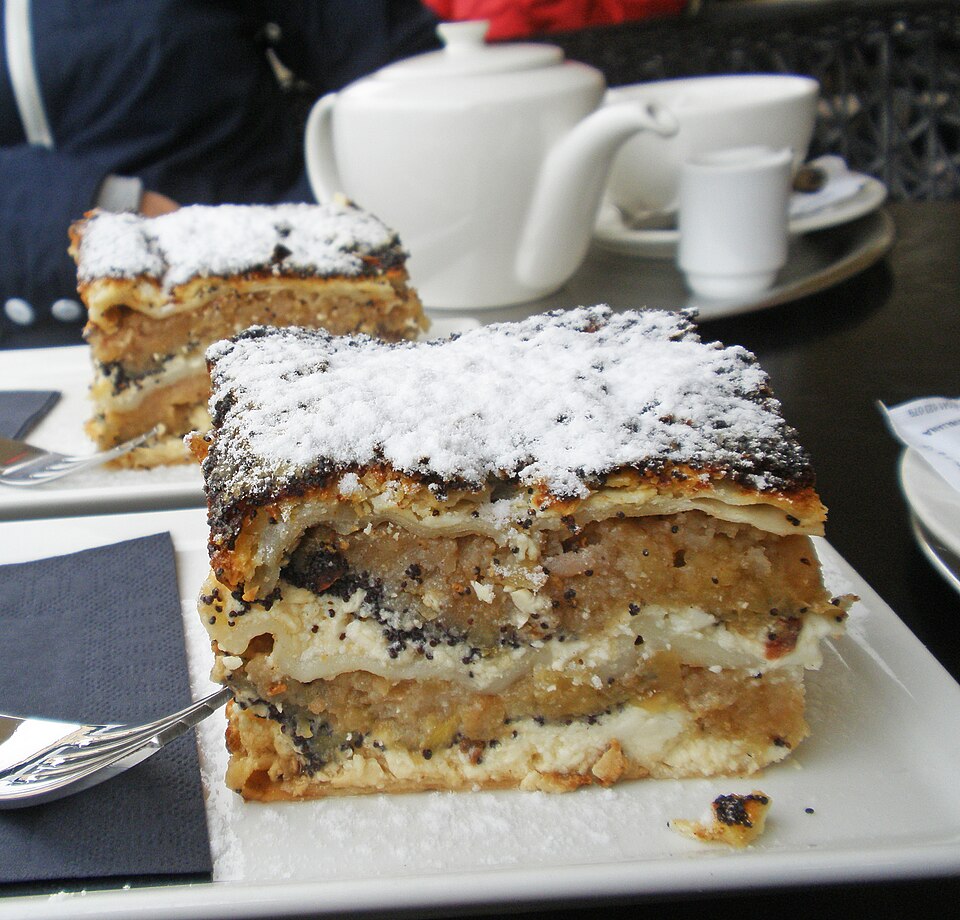 File:Prekmurska gibanica (26048510055).jpg